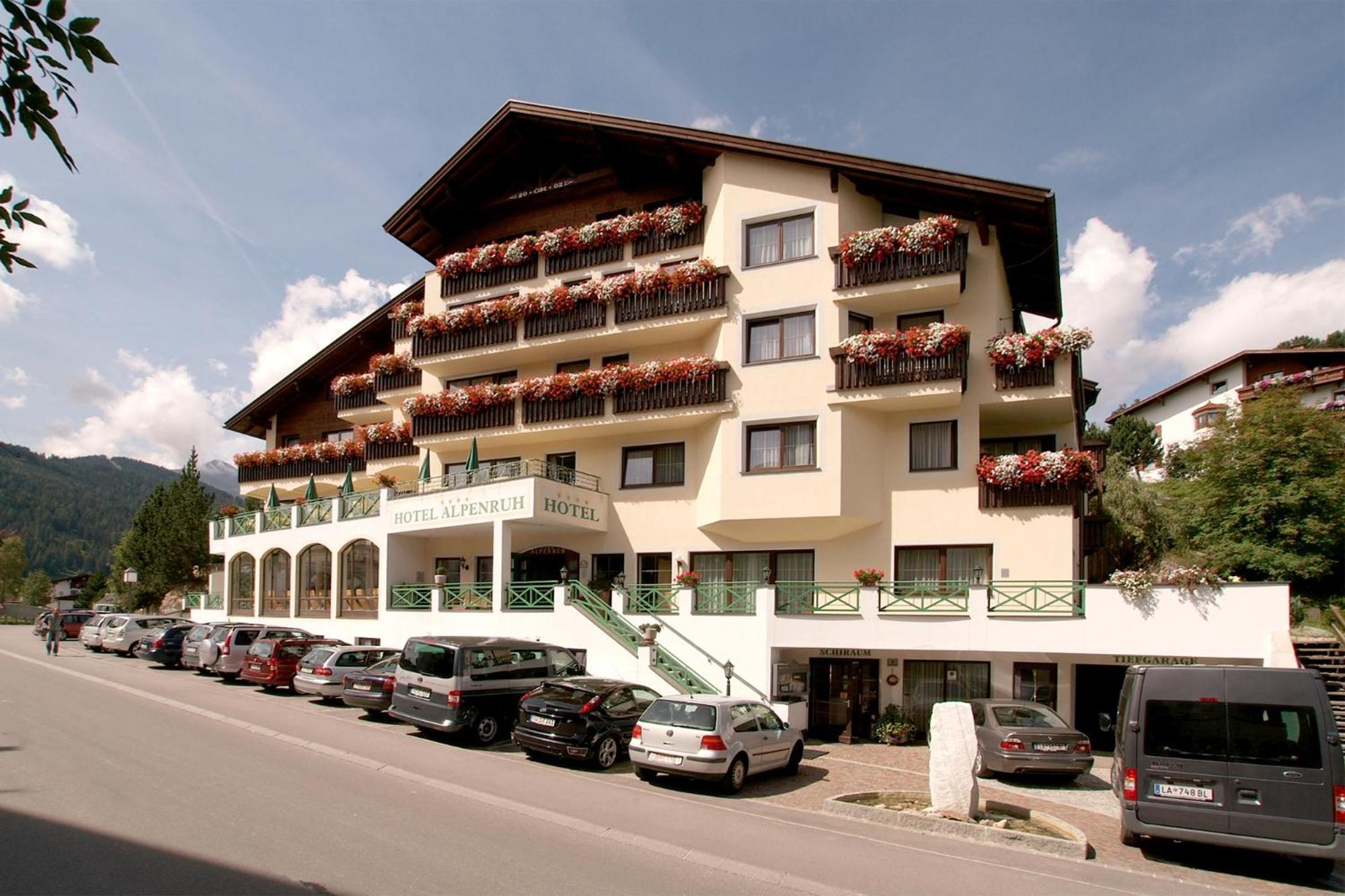 Hotel Garni Alpenruh-Micheluzzi แซร์เฟาส์ ภายนอก รูปภาพ